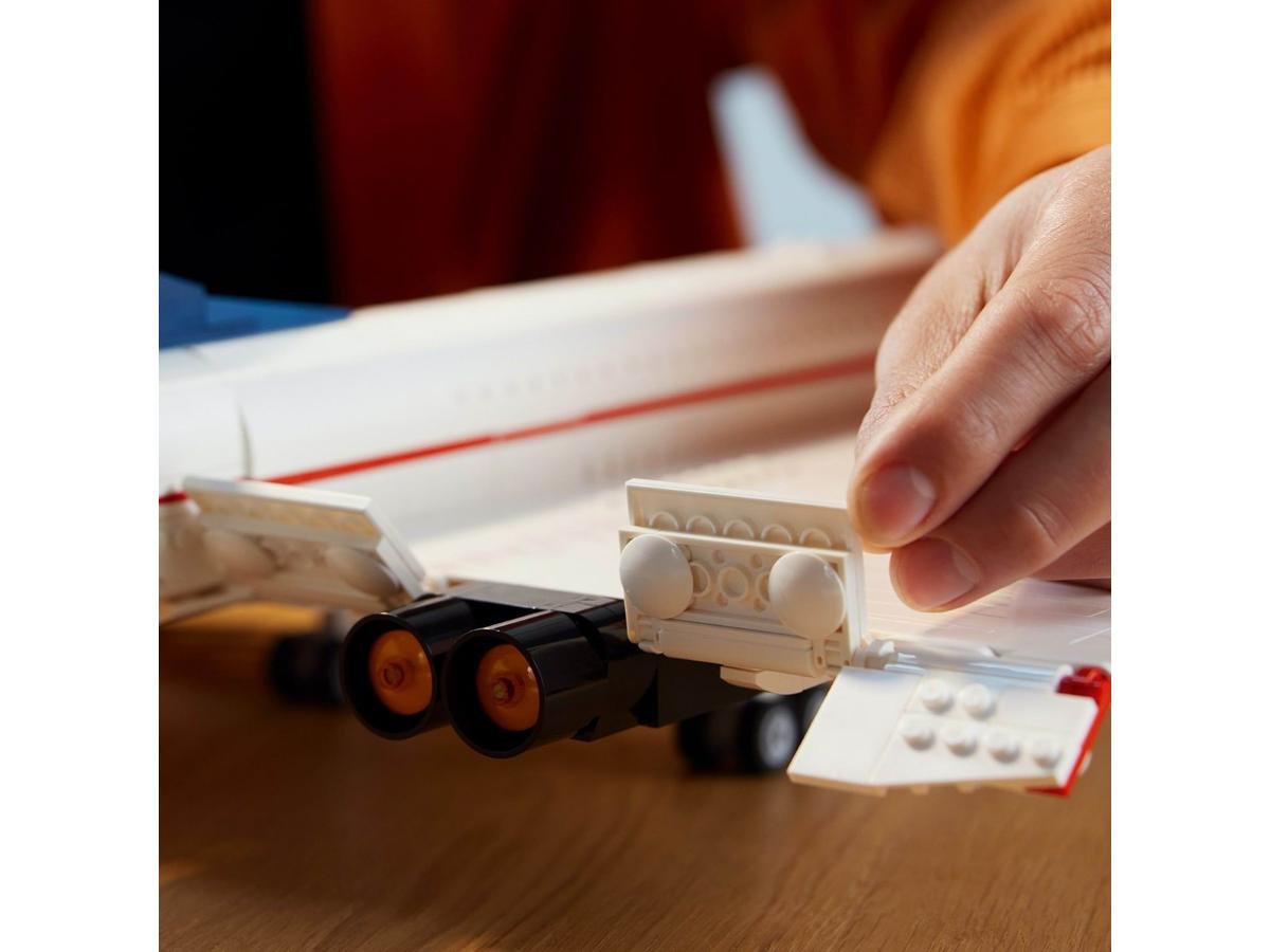 LEGO Icons 10318 Concorde - Szczegółowa replika samolotu - obrazek 3